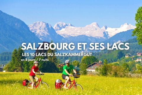 Cyclotouristes en Autriche devant les montagnes Dachstein