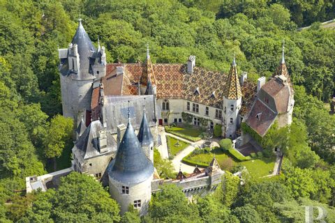 Vue aérienne du château de Rochepot en Bourgogne