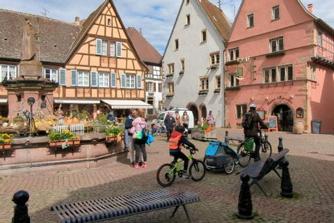 En famille à vélo à Eguisheim