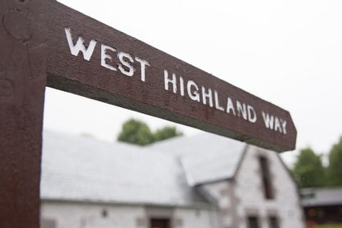 Panneau signalant la direction du West Highland Way en Ecosse