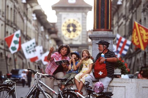 Famille de cyclotouristes en pause à Bern en Suisse