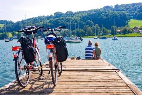 Couple de vacanciers à vélo font une pause au bord du Mattsee en Autriche