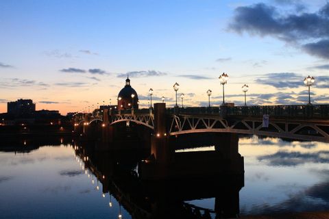 Vue du pont sur la Garonne à Toulouse, au coucher du soleil