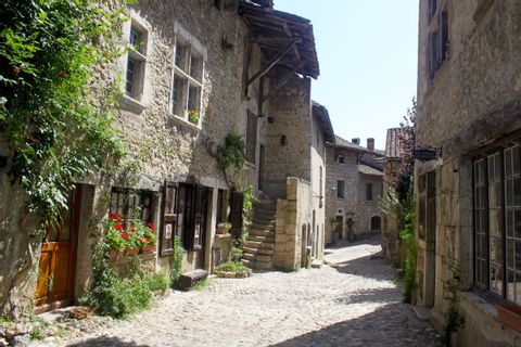Vue d'une ruelle du village médiéval de Pérouges
