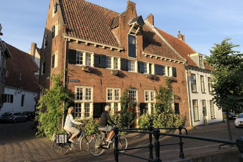 Cyclotouristes en balades dans la ville d'Amersfoort aux Pays-Bas