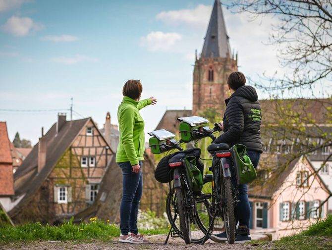 Deux cyclotouristes dans la ville alsacienne de Wissembourg