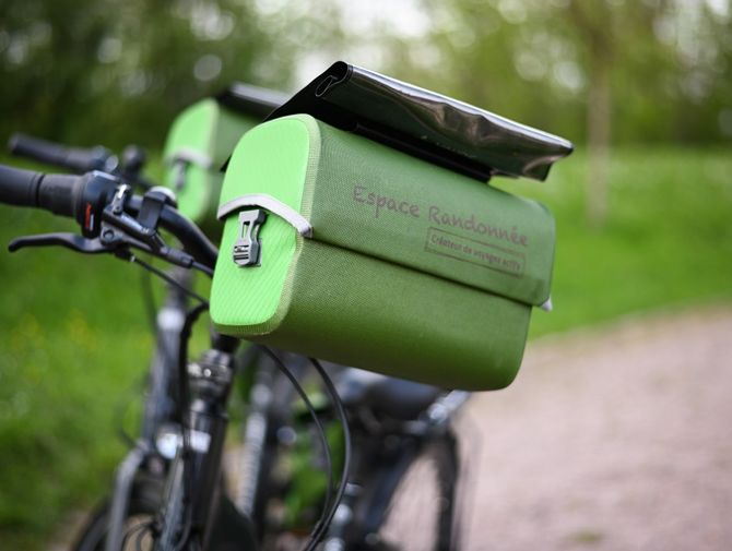 Vélo équipé d'une sacoche loué par l'agence de voyage Espace Randonnée, spécialiste des séjours à vélo et à pied