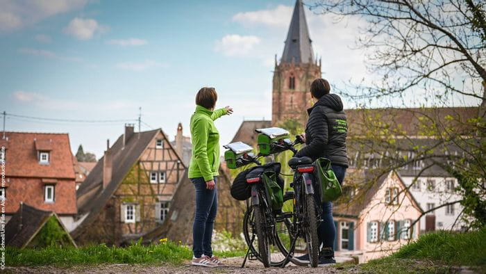 Deux cyclotouristes dans la ville alsacienne de Wissembourg