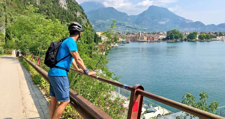 Cycliste admirant le Lac de Garde
