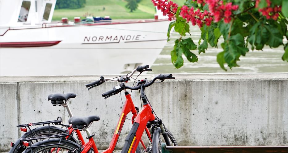 Le bateau MS Normandie avec deux vélos de location au premier plan