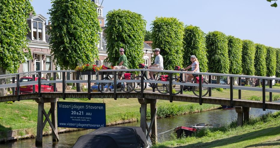 Cyclotouristes posant sur un pont de Stavoren