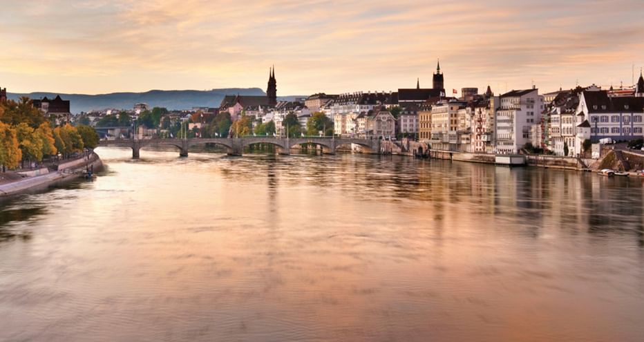 Vue de la ville de Bâle traversée par le Rhin au coucher du soleil