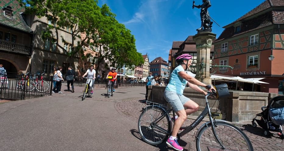 A vélo dans les rues piétonnes du centre historique de Colmar