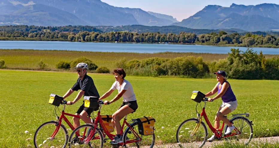 Cyclotouristes sur les rives du Lac de Chiem en Bavière