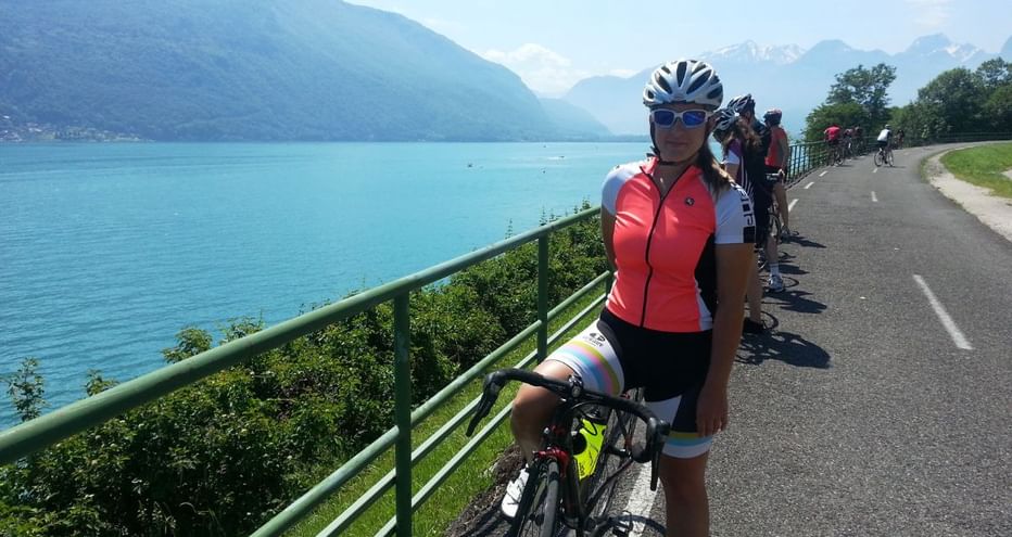 Groupe de cyclistes sur les bords du Lac d'Annecy