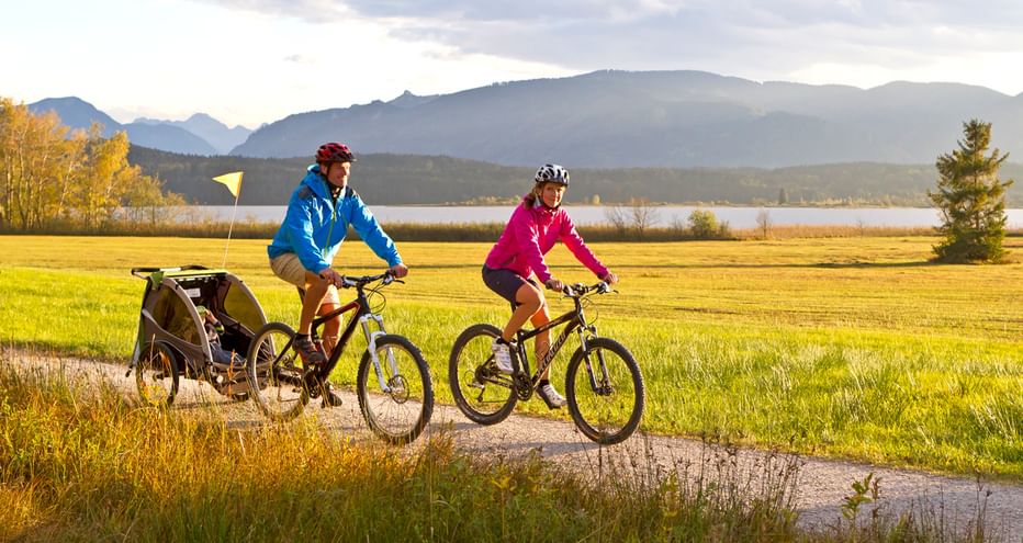 Couple à vélo avec une remorque, en Bavière
