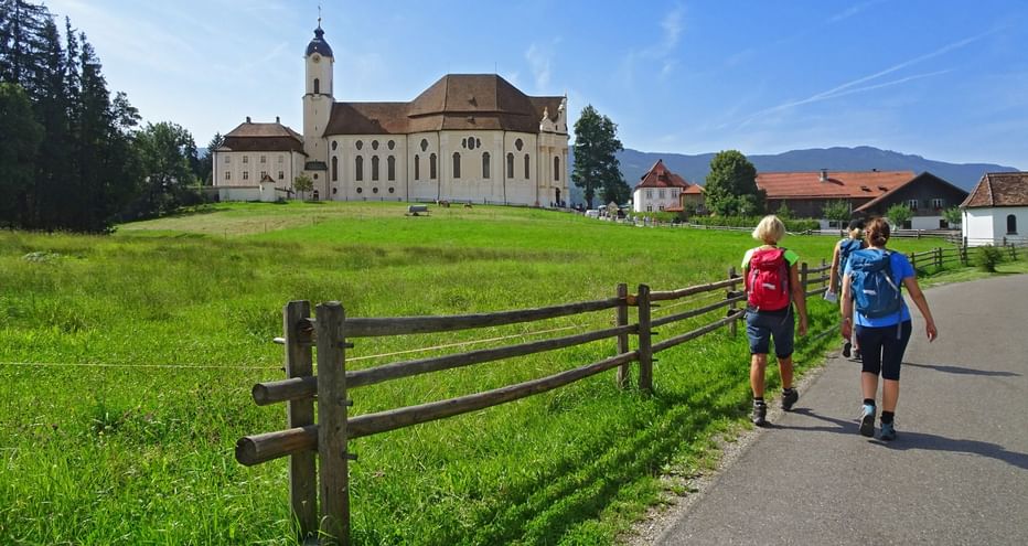 Randonneuses devant l'abbaye de Wieskirche