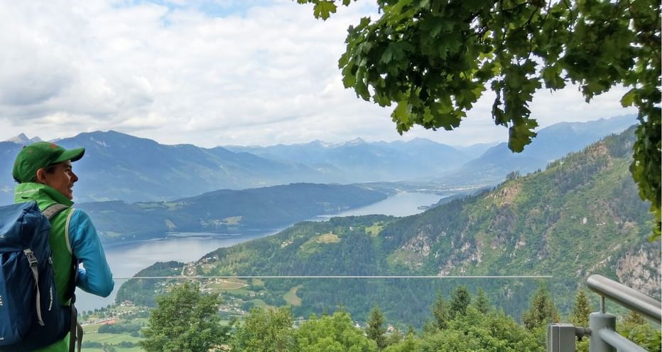 Randonneur admirant la vue entre le lac Millstätter et Döbriach