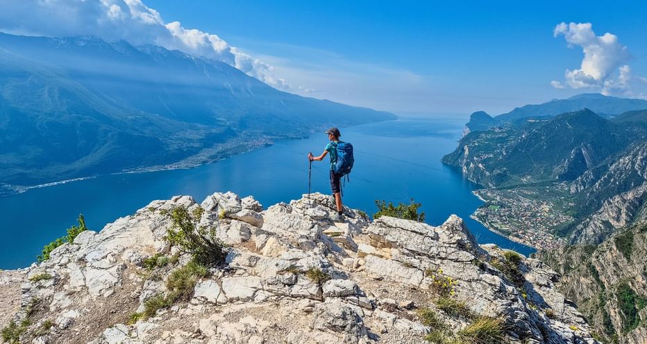 Randonneur, vue sur le lac de Garde depuis Punta Larici
