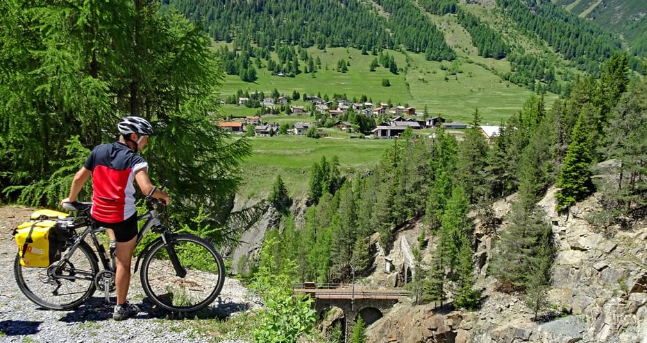 A vélo dans les environs de Zernez en Suisse