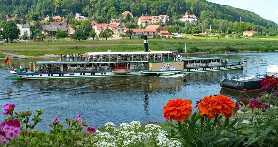 Bateau navigant sur l'Elbe dans les environs de Meissen