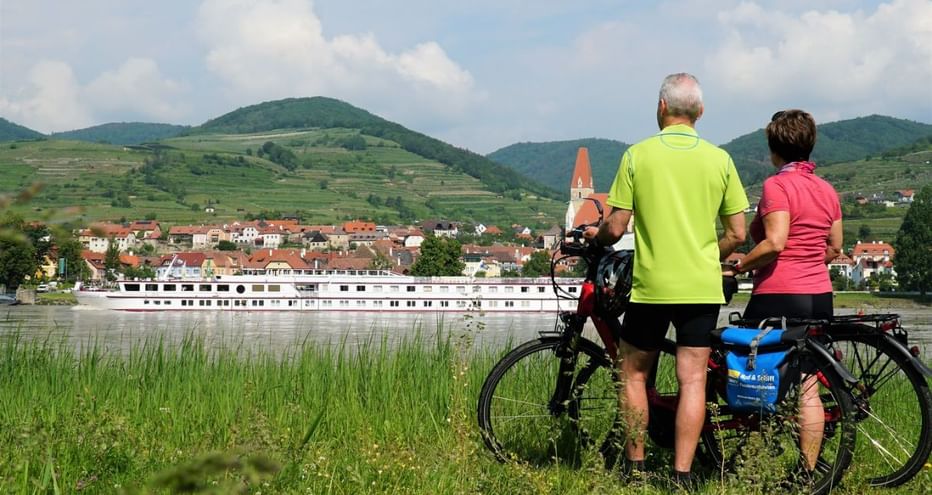 Couple de cyclistes devant le Danube