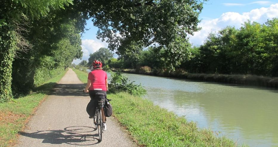 Cycliste longeant le canal de la Garonne à vélo à Saint-Jean-de-Thurac