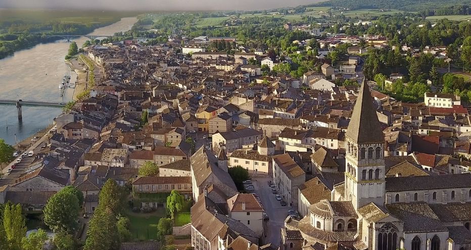 Vue aérienne de la ville de Tournus et son Abbaye