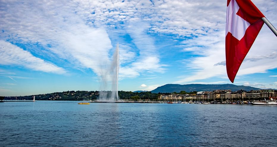 Vue du Lac Léman avec un drapeau suisse au premier plan