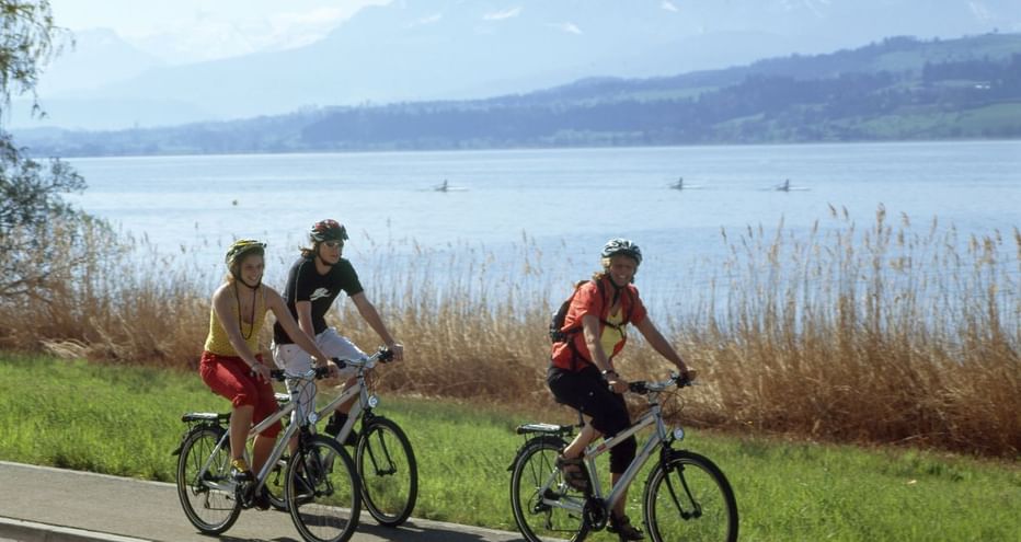 Cyclistes pédalant sur les rive du lac des Quatre-Cantons en Suisse