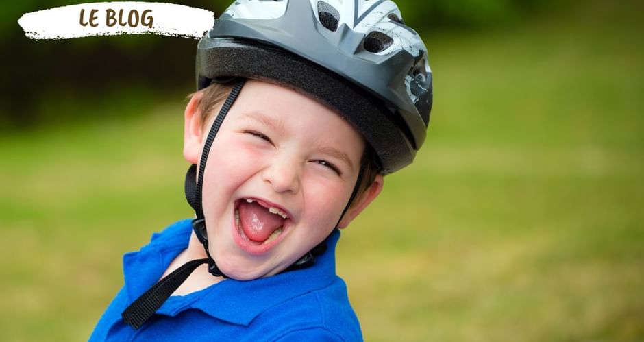 Petit garçon heureux portant un casque vélo