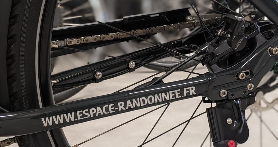 Gros plan sur un vélo de location de l'agence de voyage Espace Randonnée