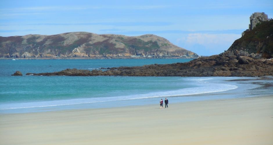 Couple marchant sur un plage en hiver