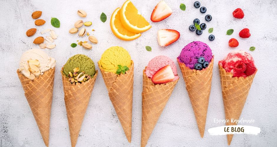 Six cornets de glaces colorés alignés avec leurs fruits