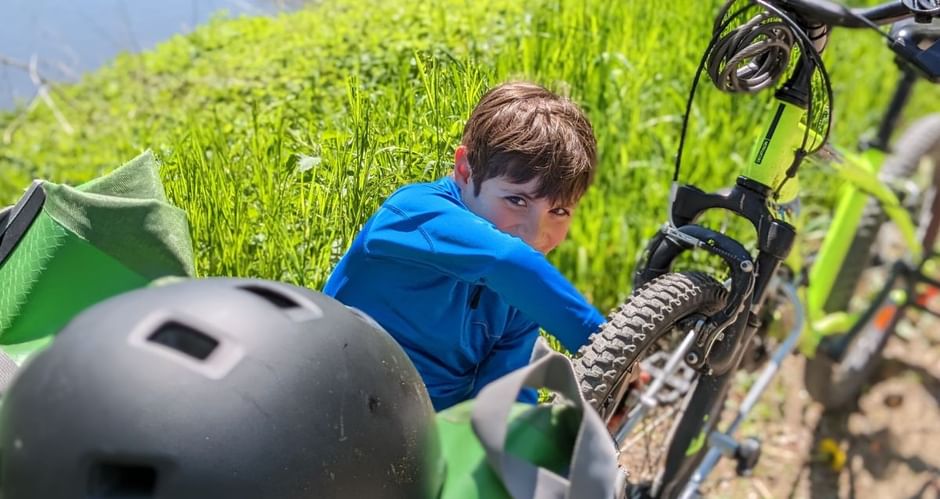 Garçon attachant son vélo grâce à un Followme