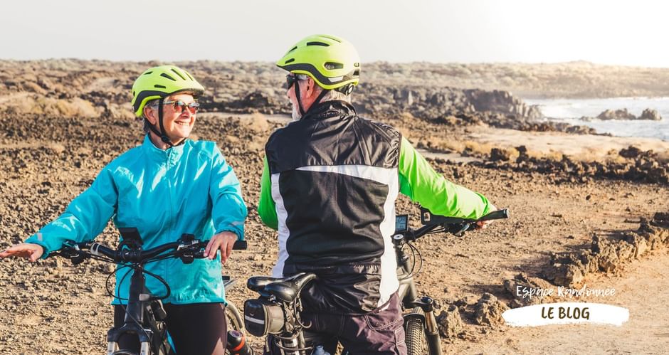 Couple de cyclistes âgés en bord de mer