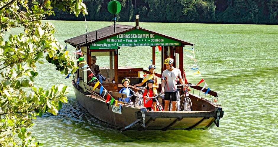 Une famille de cyclotouriste traverse le Danube en bac