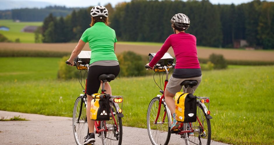 Deux cyclistes roulent de dos en Allemagne