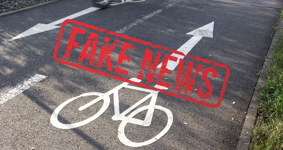 Piste cyclable et tampon Fake news