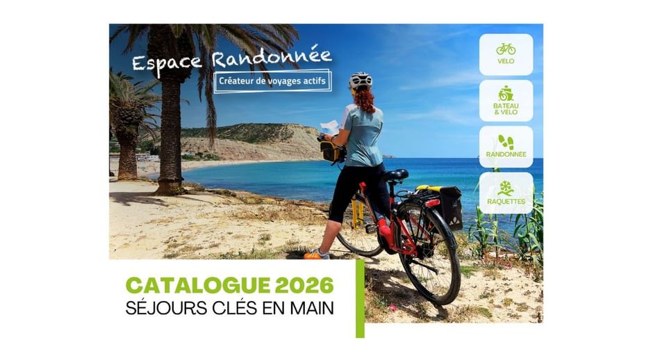 Cycliste avec vélo de randonnée chargé sur plage méditerranéenne avec palmiers et mer bleue. Couverture catalogue Espace Randonnée 2026.